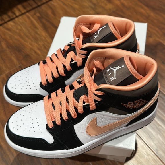 NWT Women’s Air Jordan 1 Mid SE Sneaker, size 8, white/apricot/agate-black. - Picture 4 of 11